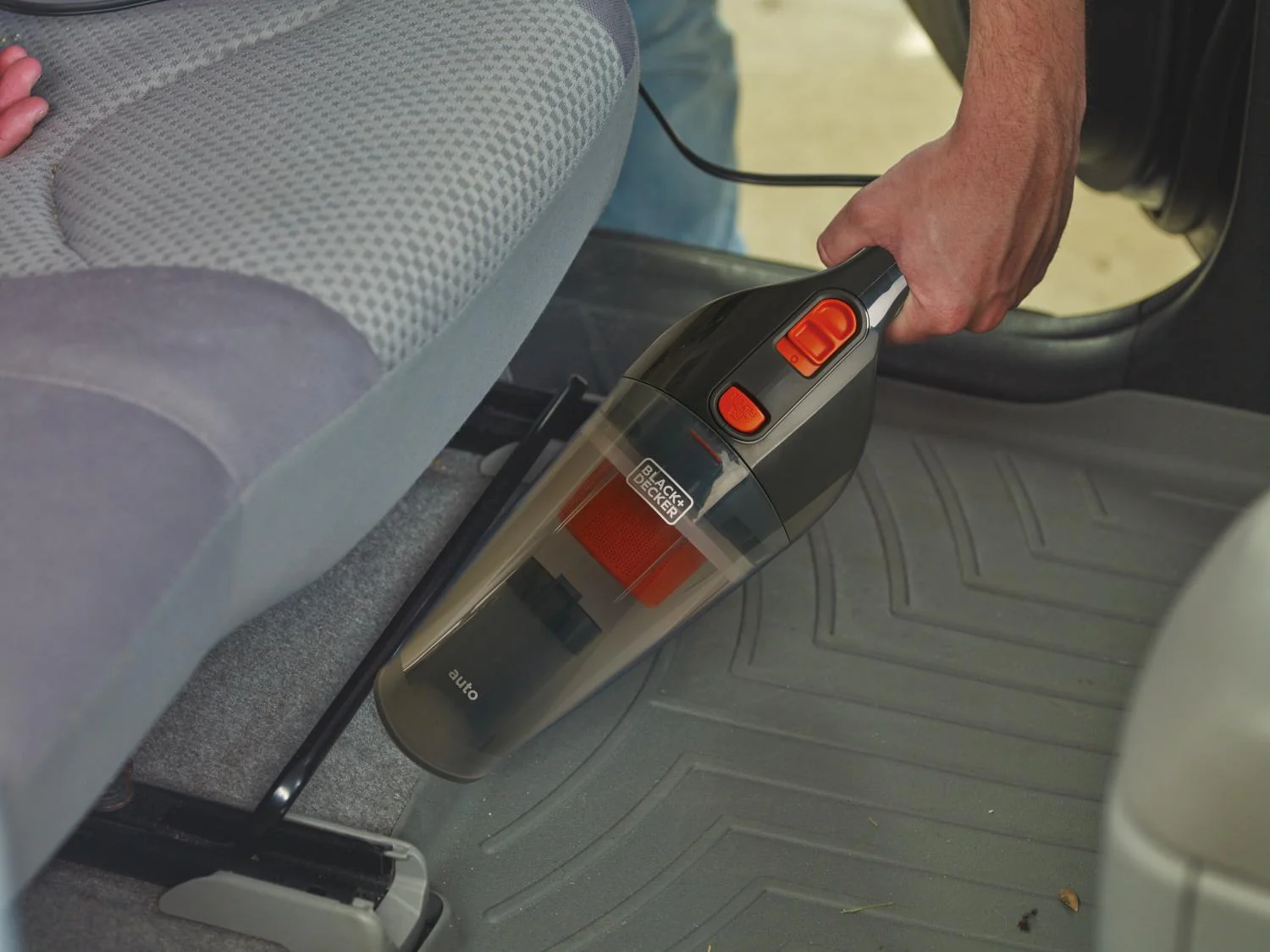 Aspiradora para auto de 12v compacta marca Black + Decker - Image 3