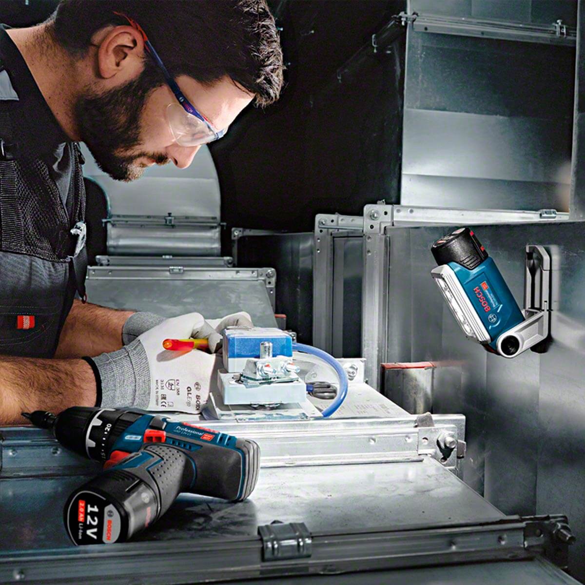 Linterna inalámbrica 12V, 330 Lm GLI 12V-330 + Kit 2 Baterías 12V 2 Ah + Cargador de batería GAL12V-20 Marca Bosch - Image 5