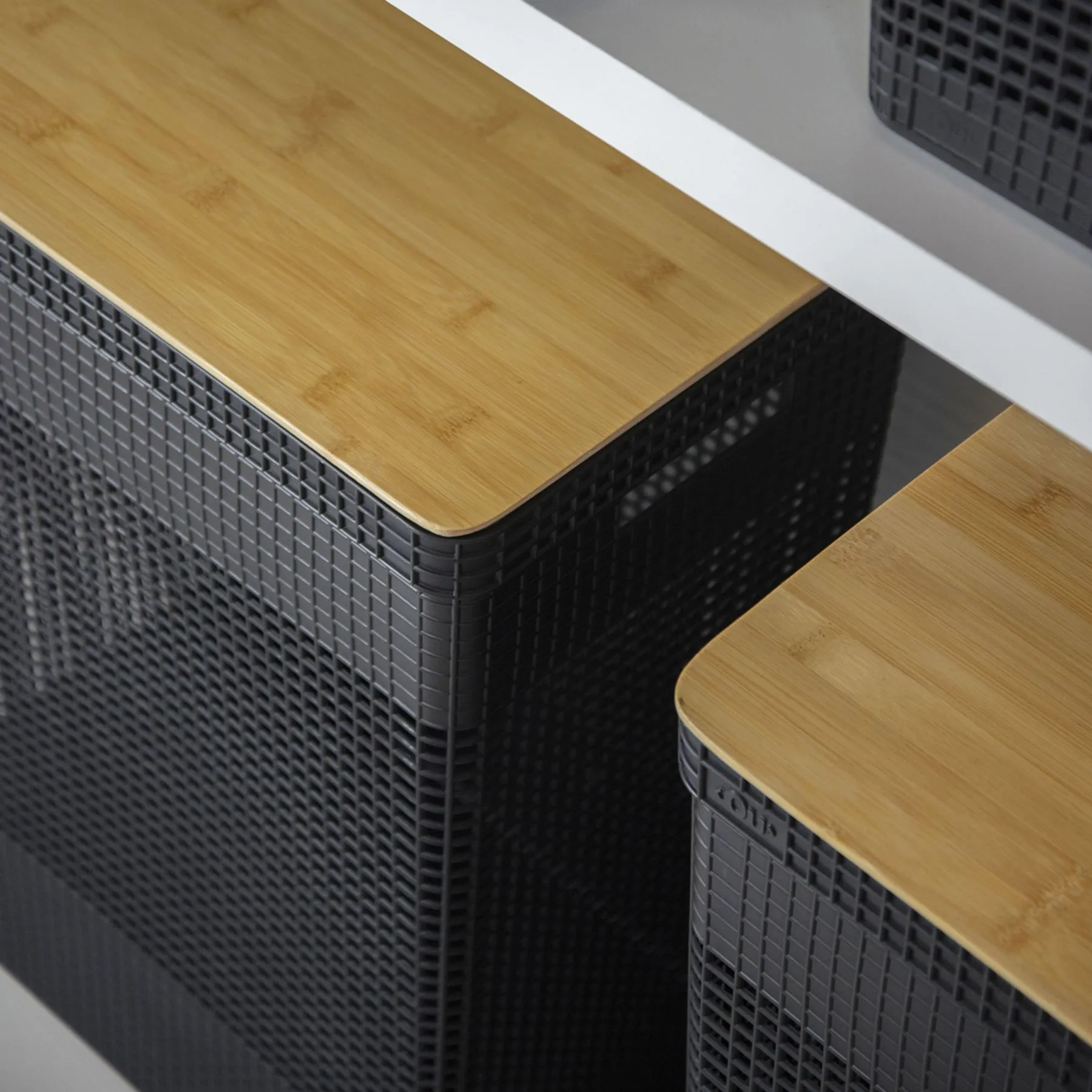 Cesta grid con tapa de bambú de 49 litros color negro - Image 4
