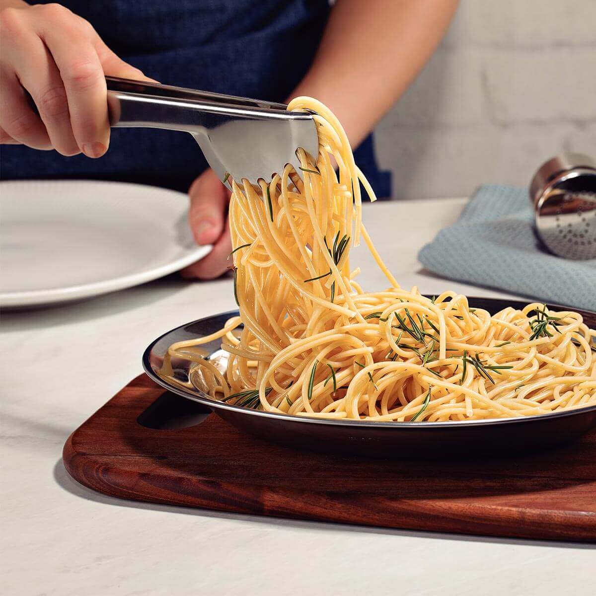 Pinza para pasta de acero inoxidable de 20.8 cm Tramontina - Image 3