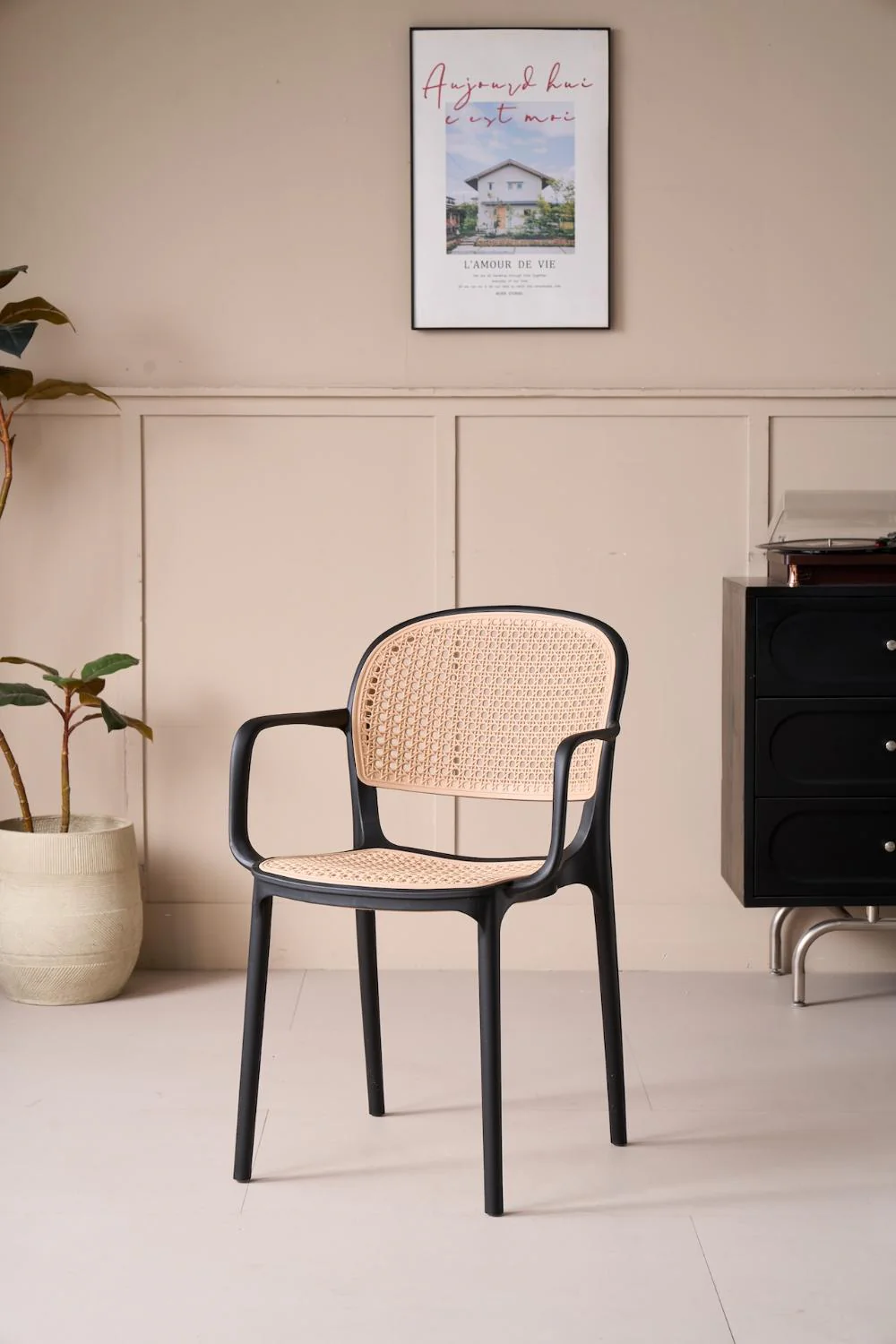 Silla con Brazos Nest, Color Negro y Beige, Con espaldar y asiento en rejilla