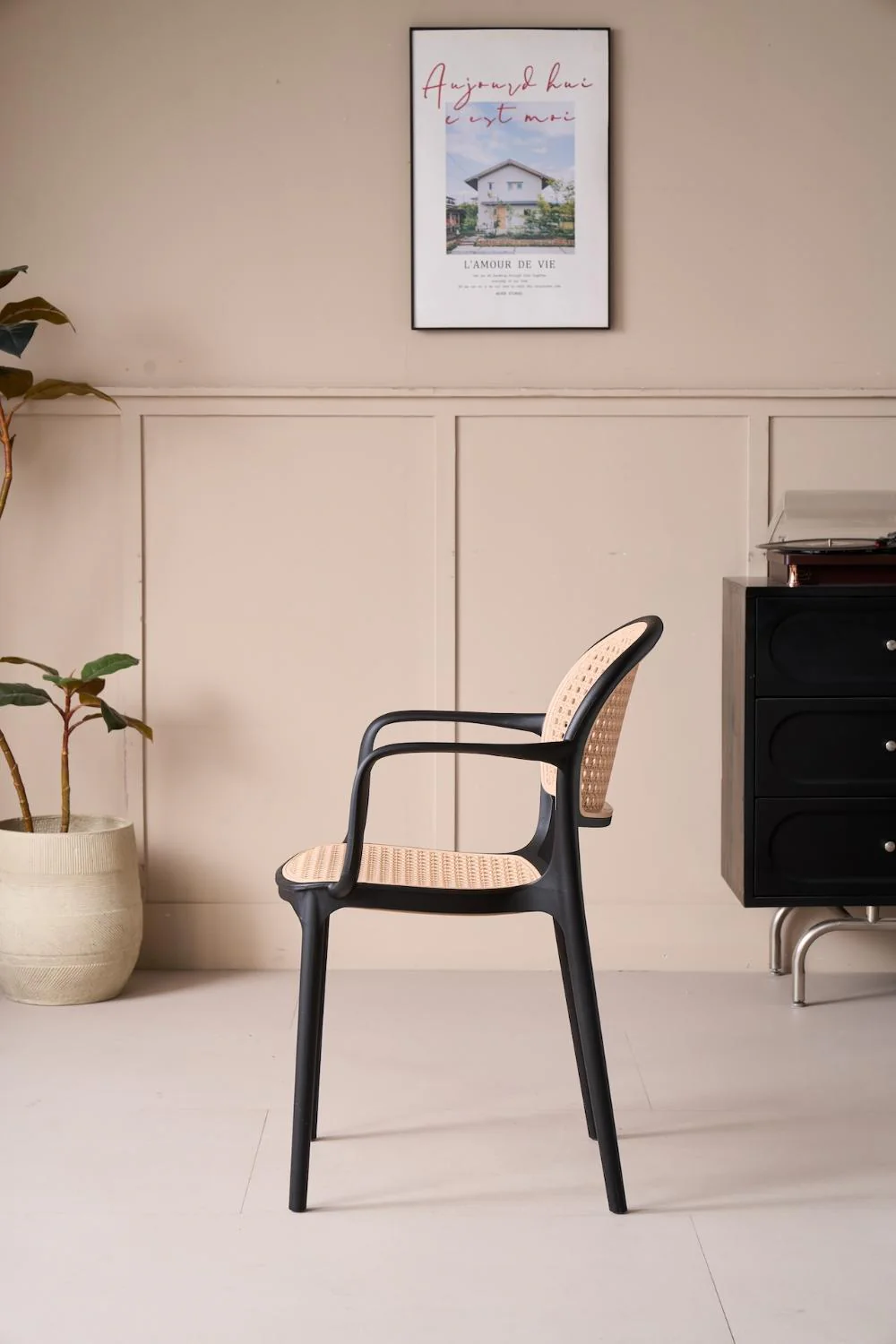 Silla con Brazos Nest, Color Negro y Beige, Con espaldar y asiento en rejilla - Image 3