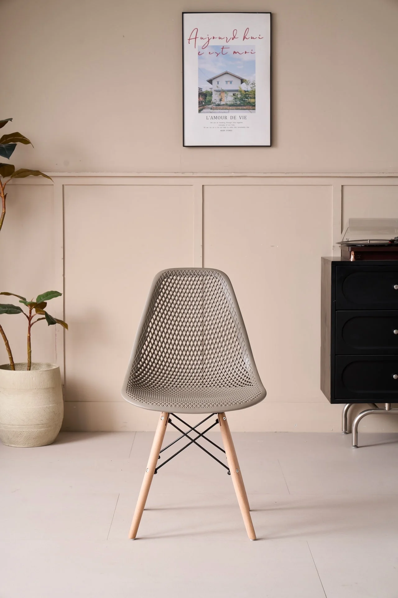 Silla Marcus, Color Taupe, Con espaldar y patas en Madera - Image 2
