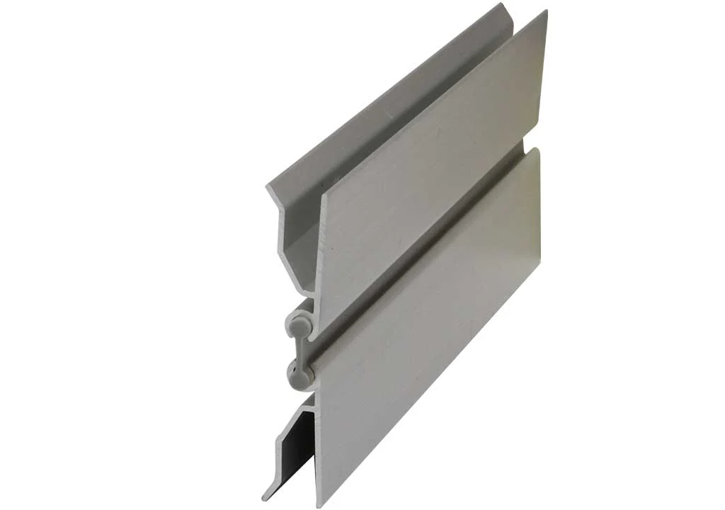 Esquinero escualizable en aluminio para zócalo 150mm